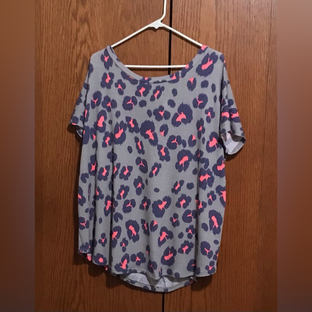 NWT Sew In Love 2X Gray Leopard Print Short Sleeve Top with Pink Accents Shirt
